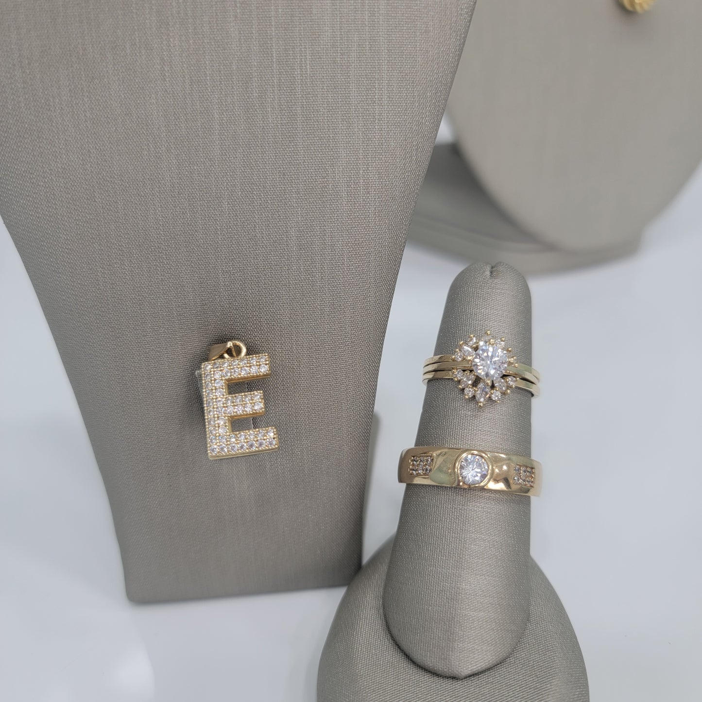 Set de anillos de compromiso y dije de letra E