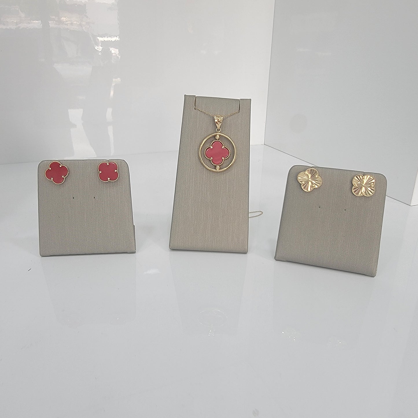 Set de 2 pares de aretes y colgante.