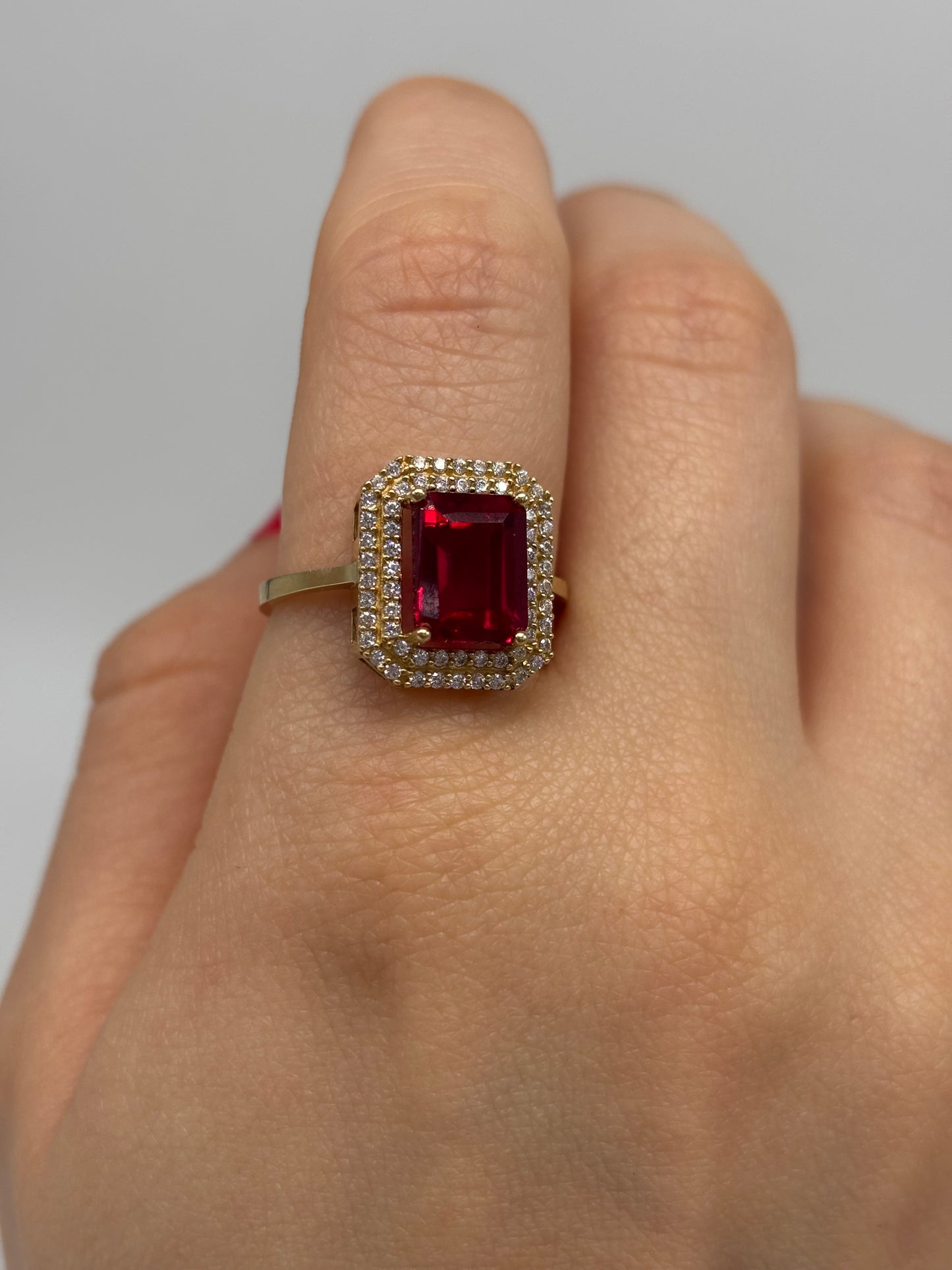 Anillo con Piedra Roja Corte Cuadrado 14K