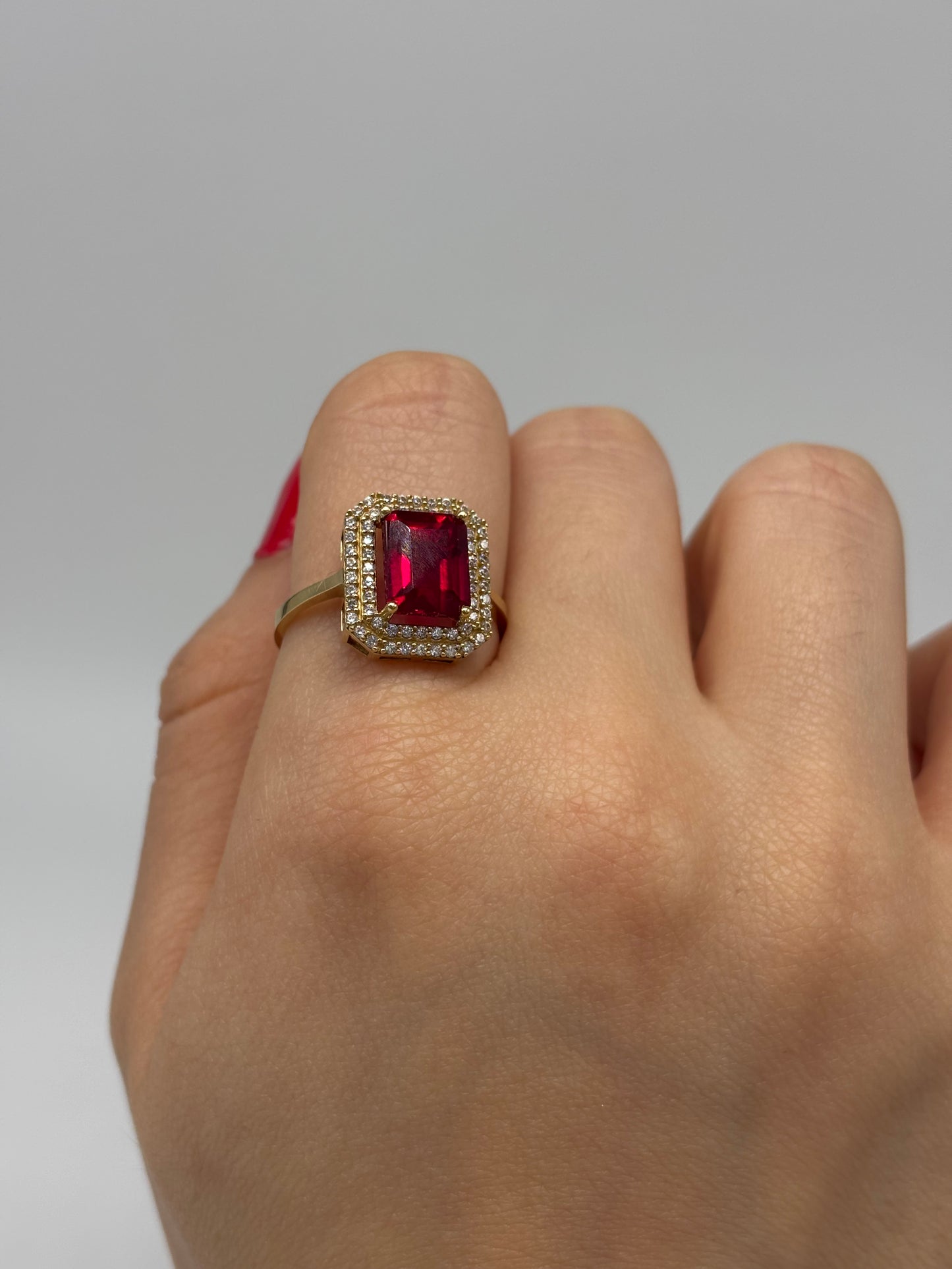 Anillo con Piedra Roja Corte Cuadrado 14K