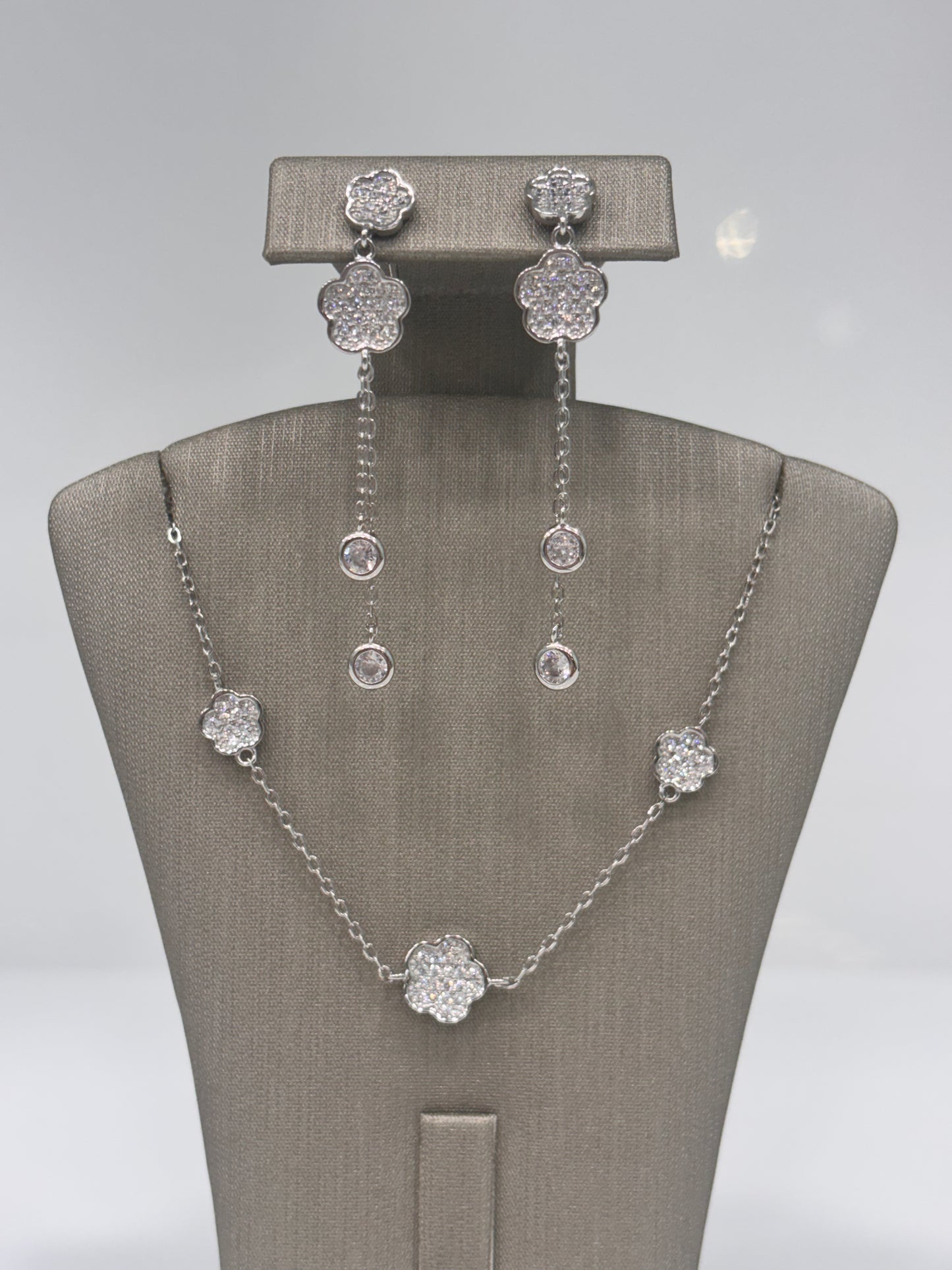 Set de Cadena, Pulsa, y Aretes Colgantes de Flor