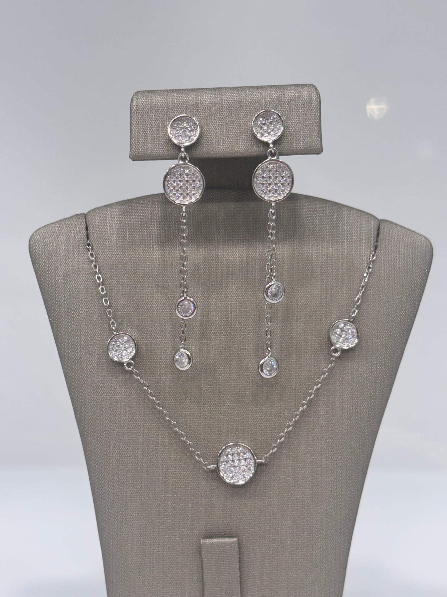 Set de Cadena, Pulsa, y Aretes con Colgantes Redondos