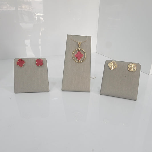 Set de 2 pares de aretes y colgante.