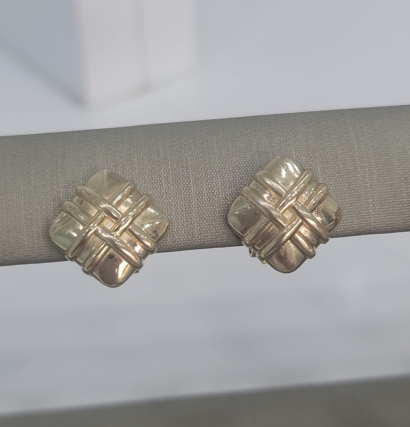 Aretes con cierre Omega.