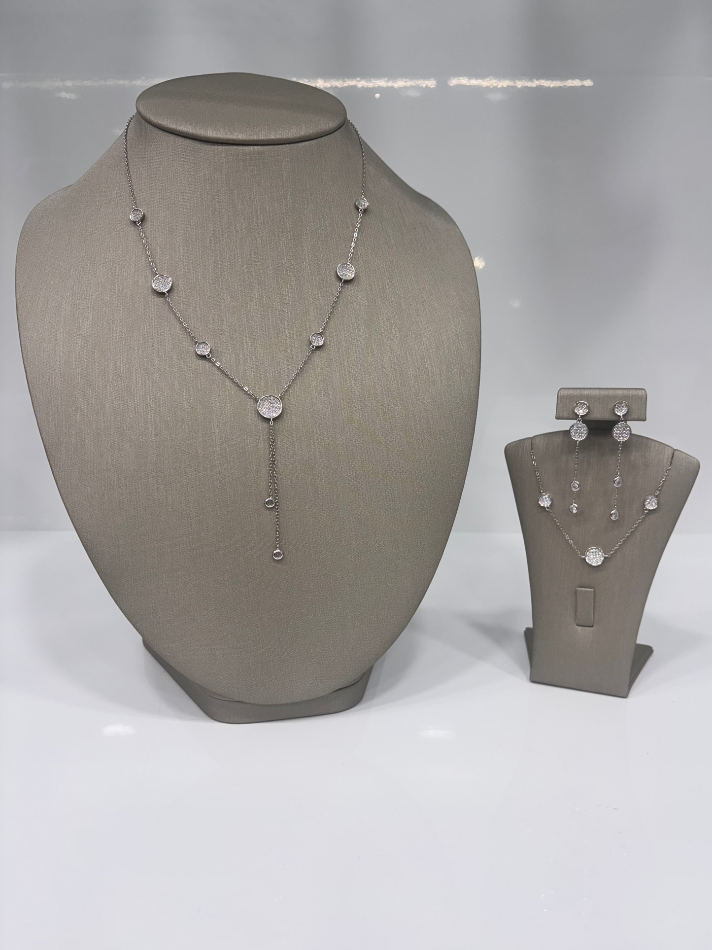 Set de Cadena, Pulsa, y Aretes con Colgantes Redondos